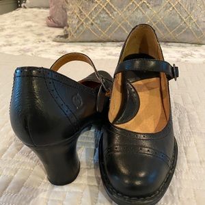 Born black leather Mary Jane’s sz 8